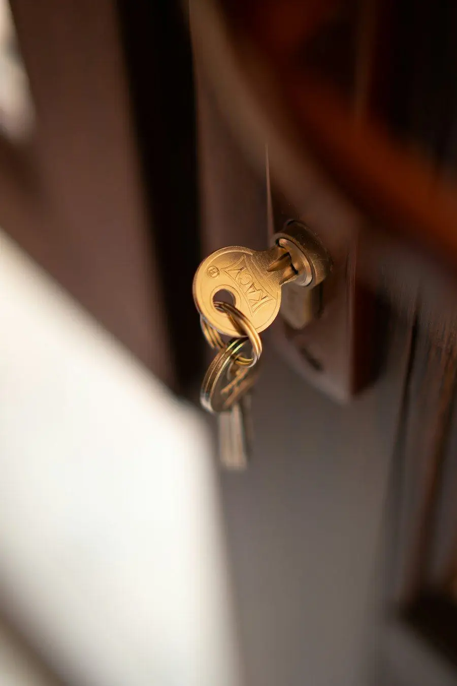 Llaves puestas en la cerradura de una puerta de madera