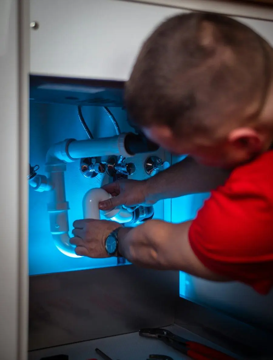 Fontanero revisando una instalación en una vivienda