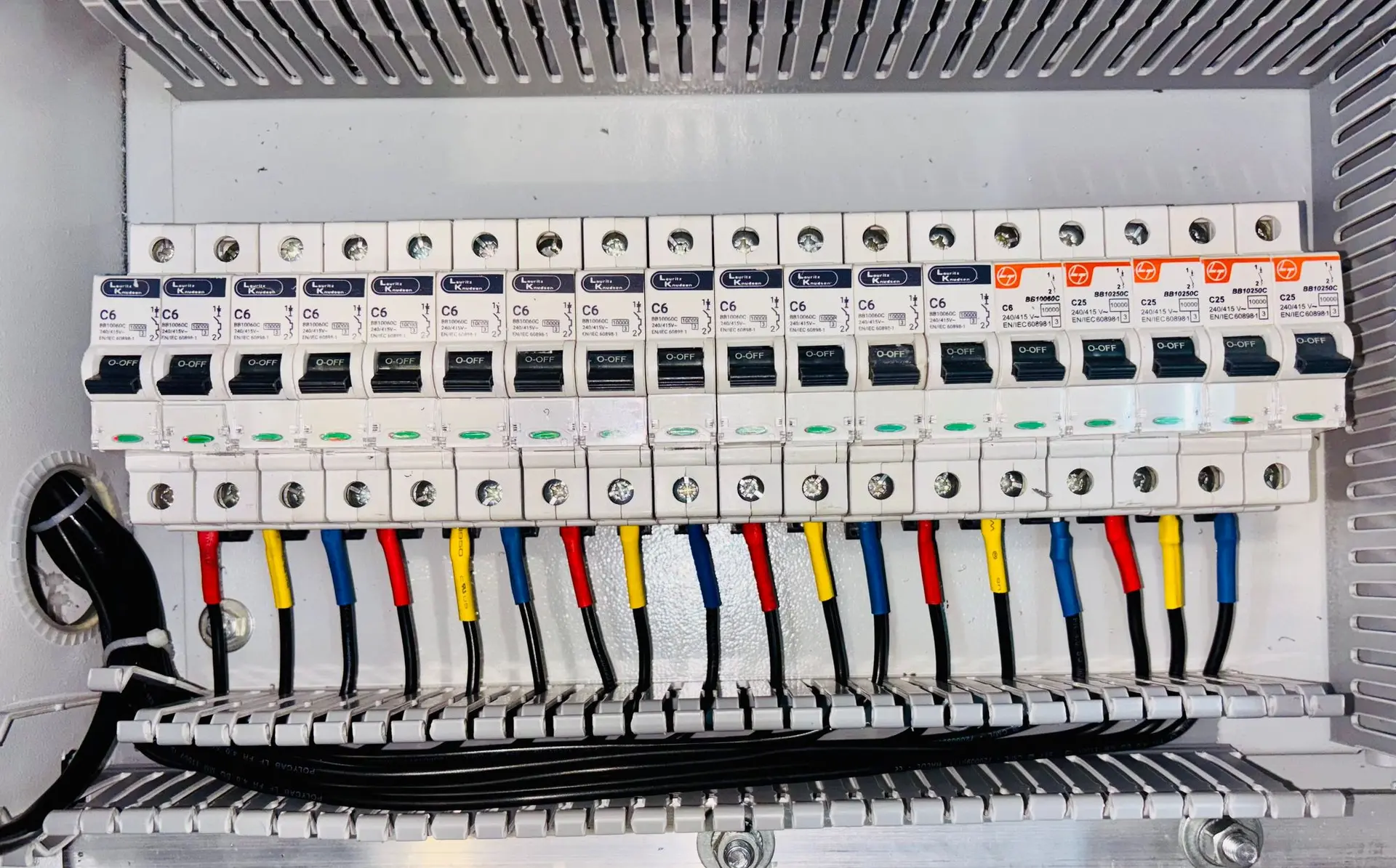 Cuadro eléctrico ordenado con el cableado por colores: electricista en Valladolid