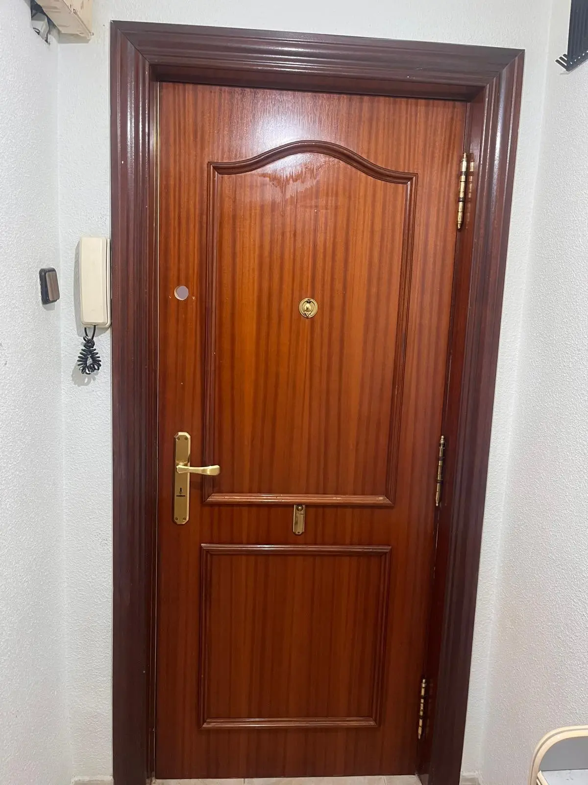 Puerta de entrada con el taladro hecho para el bombín exterior del cerrojo