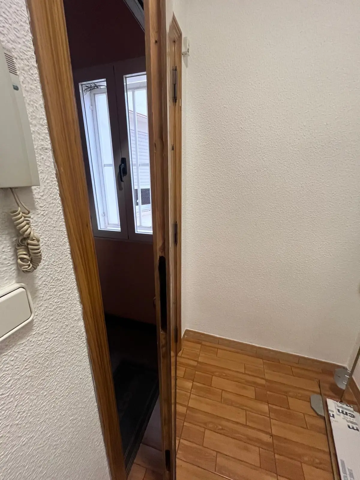 Puerta de un piso abierta, con el hueco en el canto donde iba la cerradura de gorjas