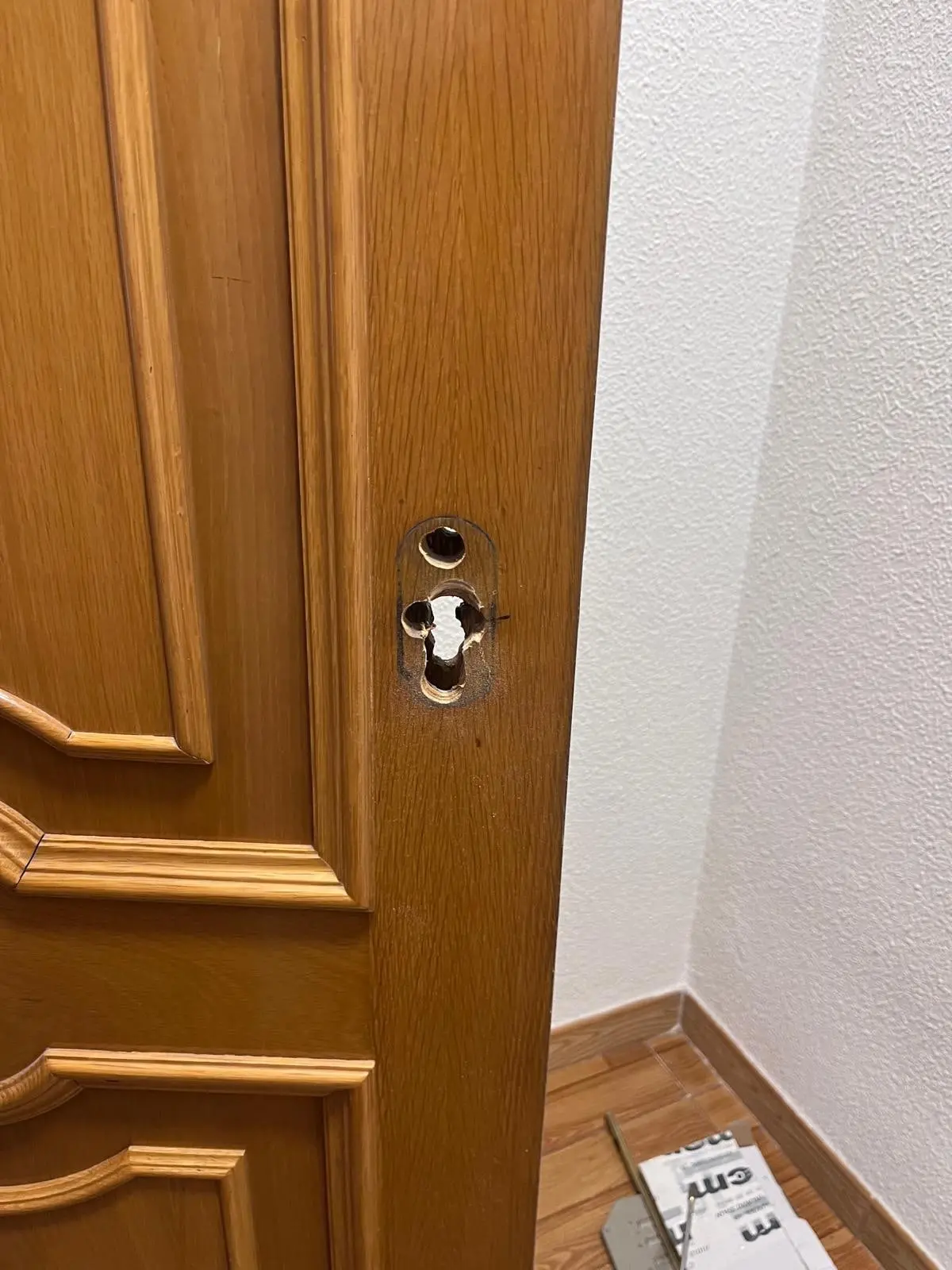 Hueco recortado con forma de perfil europeo en la puerta, antes de poner el bombín